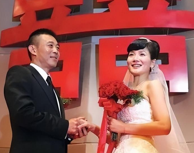 侯勇|侯勇携三婚妻子超市就餐,女方素颜难掩美貌