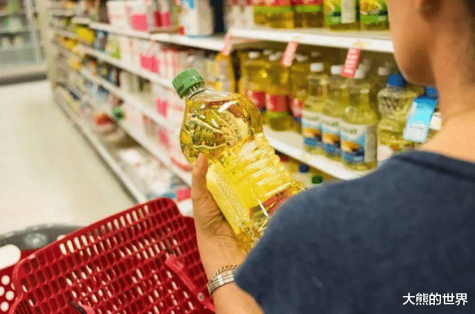 买食油不是越贵越好,牢记油桶上4行字,杂质少油烟小,炒菜更香