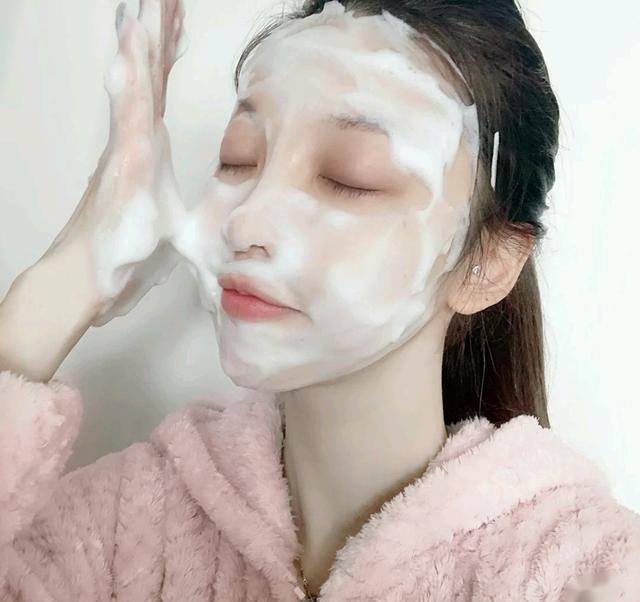 洗面奶 刚“打湿脸”就用洗面奶？难怪粉刺黑头疯长，教你正确洁面方法