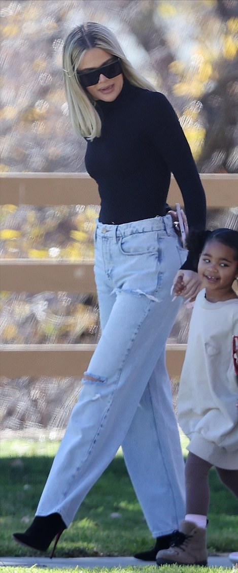 金·卡戴珊|科勒卡戴珊“漏斗形”身材缩水了?瘦好多,女儿穿卫衣太像汤普森