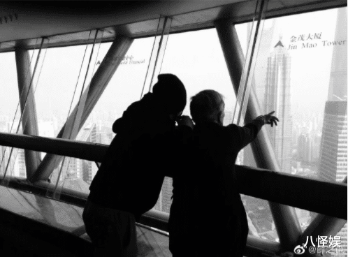 薛之谦|薛之谦外婆去世，他受疫情影响不能送殡，隔空悲痛跪别：孙儿不孝