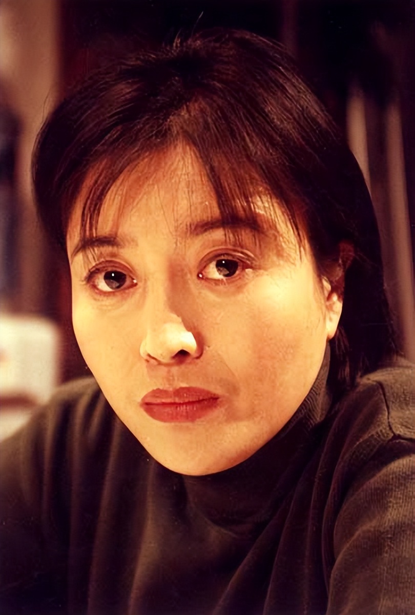 丁嘉丽|丁嘉丽女儿胡琳娜：被父母抛弃，被叔叔关进小黑屋，她遭受了什么