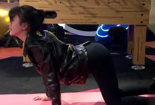 柳岩|柳岩6年前综艺剧照曝光,跪在地上示范健身动作,引发争议