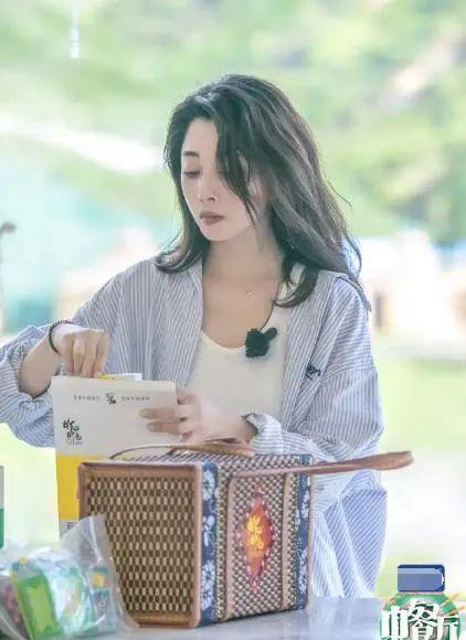 殷桃|《中餐厅6》开播，7位嘉宾个个讨喜，殷桃综艺首秀太美了