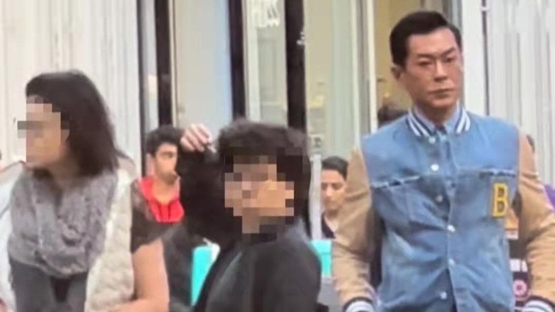 李靓蕾|52岁古天乐伦敦被偶遇！面部僵硬如蜡，这是整容了？