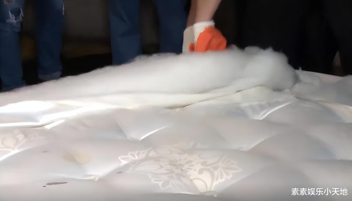 汪小菲|大S床垫当众被销毁：汪小菲请壮汉用刀划开，当废品回收处理
