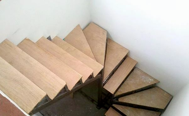 老公给新房加了组楼梯,竟引来全村人围观,还嘲笑我们没脑子!