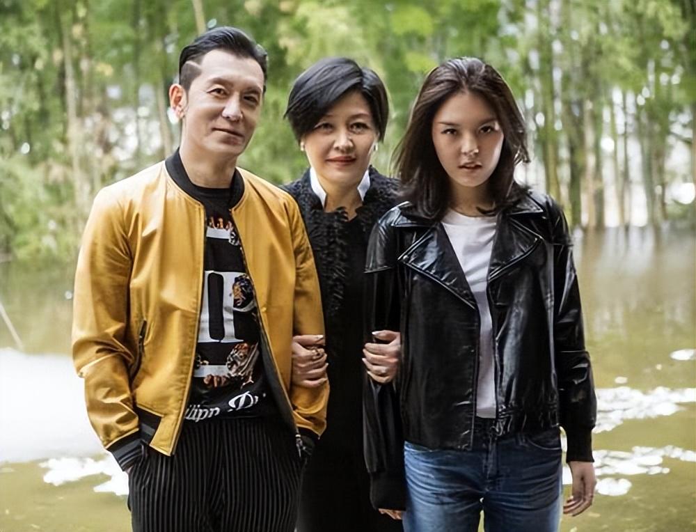 李咏|李咏女儿美国生活安逸，戴9万元珠宝露蚂蚁腰，哈文分享母女趣事