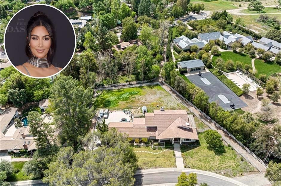 金·卡戴珊|41岁金卡戴珊穿着黑色紧身衣保持休闲，减重10公斤后炫耀她的腹肌