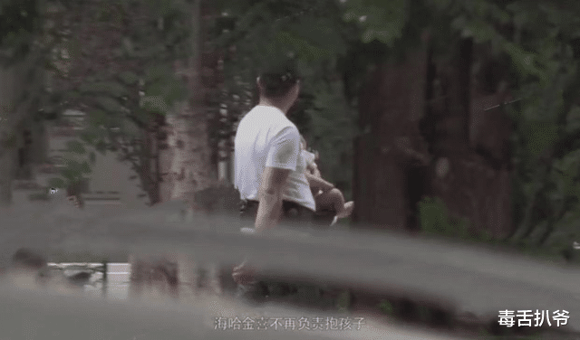 李亚鹏|李亚鹏一家三口散步!夫妻俩抱娃姿势熟练,二胎女儿出镜显呆萌