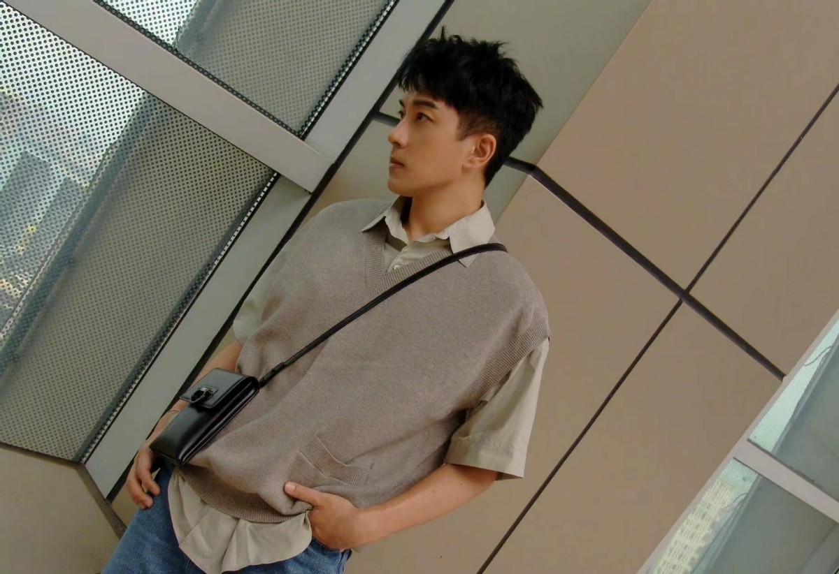 |47岁刘恺威高调被拍!和大美女手牵手口罩都不戴,他越来越帅了