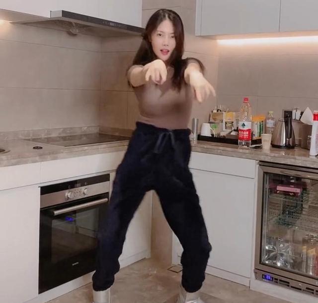 徐冬冬|徐冬冬在厨房热舞,T恤过紧身材抢镜,动作娴熟出乎意料