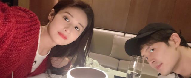 玫瑰|演员颖儿晒玫瑰花礼盒，称这是来自包老师的浪漫，让大家勇敢去爱