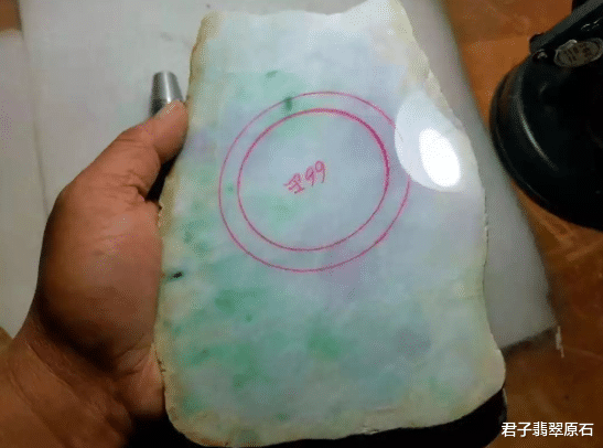 翡翠|大哥花小万入手的翡翠原石，一刀切开，竟切出个春带彩翡翠？大涨的一块料子！