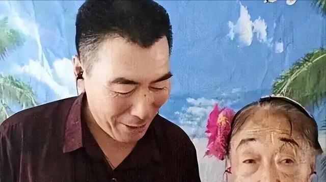 美颜|马玉琴带儿子直播，母子俩美颜过头脸变形，网友：像外星人