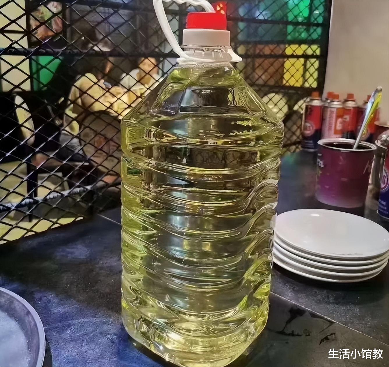 昨天二叔给爷爷送来1桶散酒,4斤左右,二叔却说这酒花了3千多,原来他是把1瓶茅台酒倒进塑料桶里了