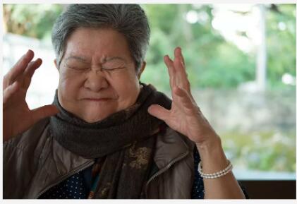 手机被老太太捡到,承诺给1000却临时反悔,一气之下把手机给砸了