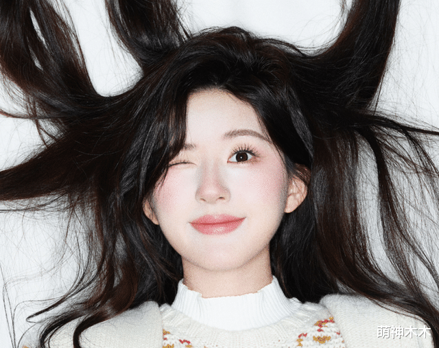 赵露思|赵露思戴18万珠宝上时尚杂志,和生图差别大,精修照撞脸鞠婧祎