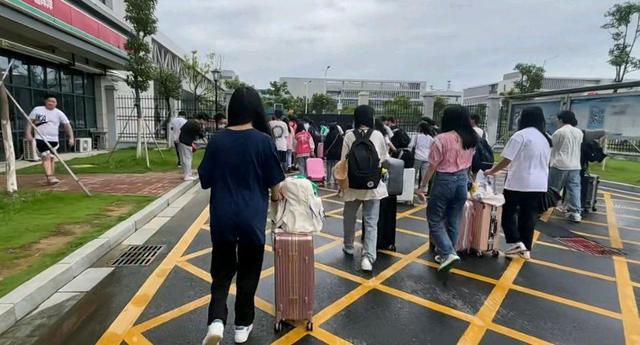 金融圈|广东深圳:实拍打工者找工作实况,看到底薪2500,头也不回地走了