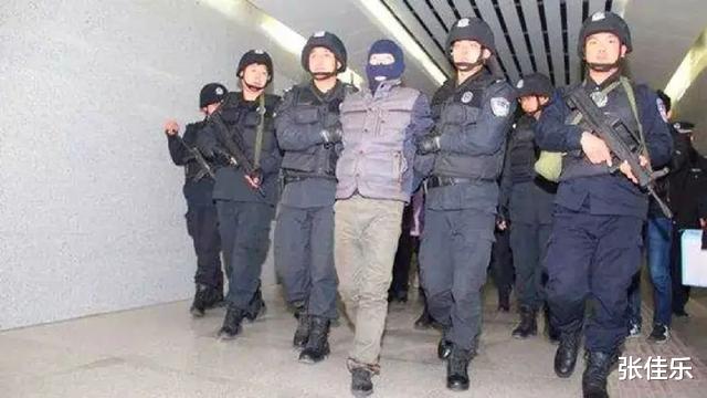 17年苏州运河夜夜有美女上船,警方锁定旧货船,破门后大受震撼