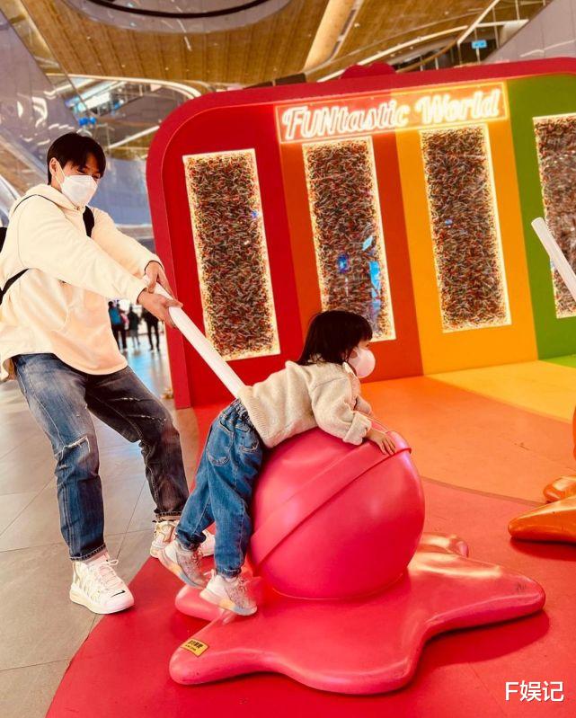 杨怡|杨怡罗仲谦分别晒与一对子女合影 夫妻俩休假尽情享受家庭乐