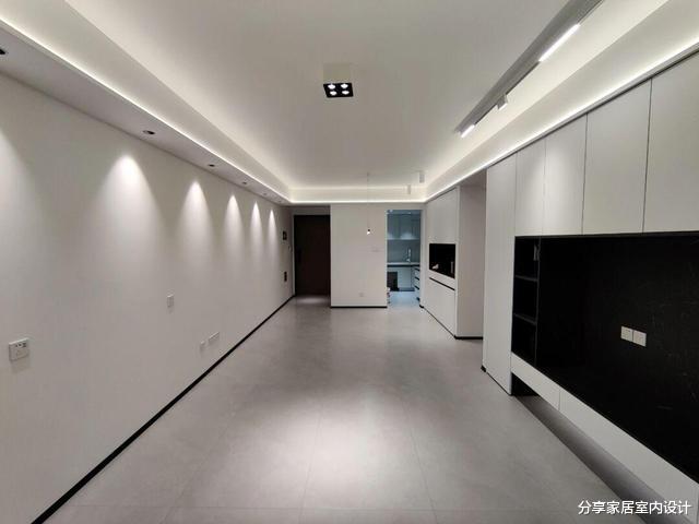 看他家刚完工的新房,还没布置软装就很漂亮,电视墙设计很得分!