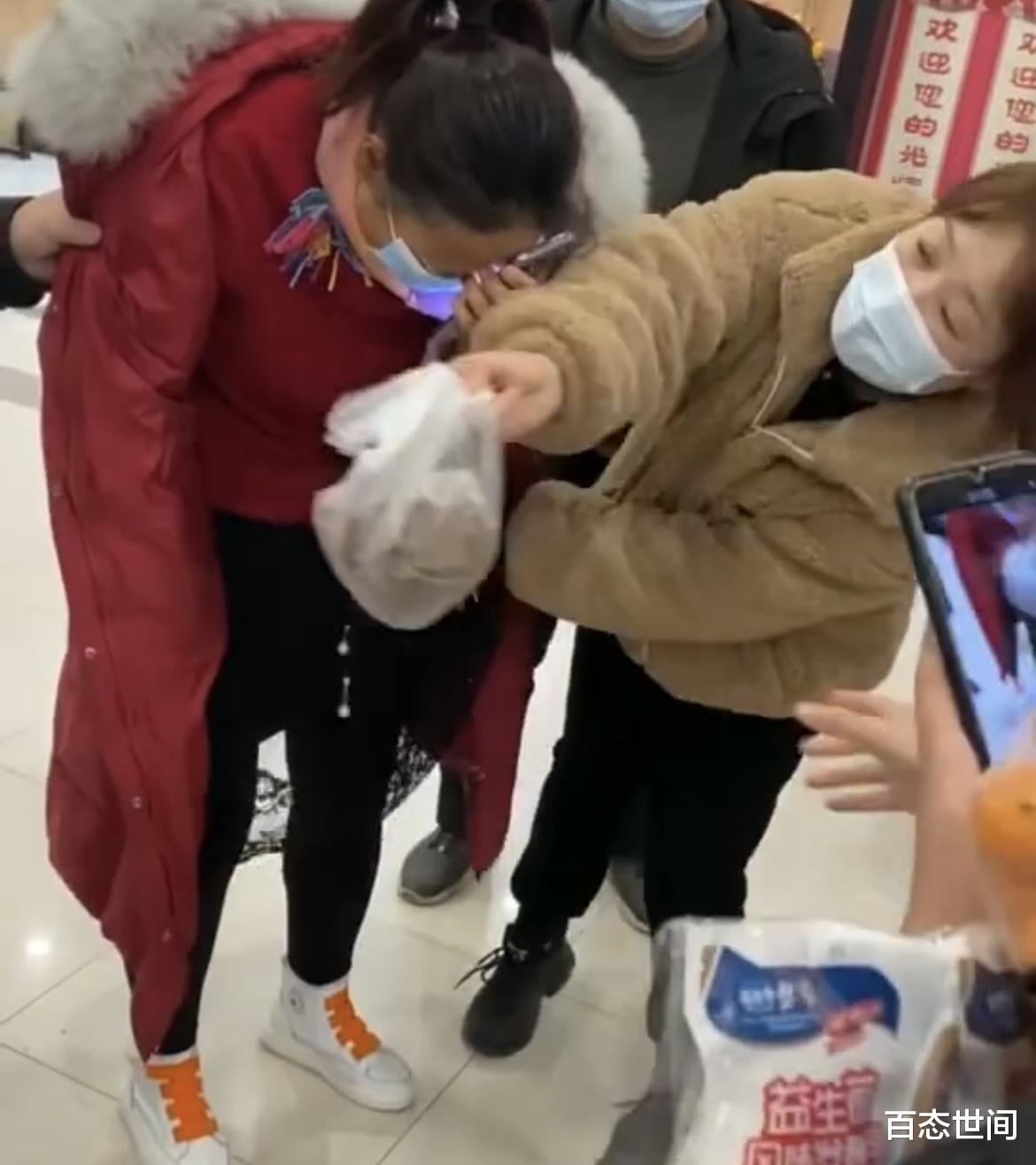 还要面子?洛阳一女子超市偷东西赃物塞满身,被抓现形掩面哭泣