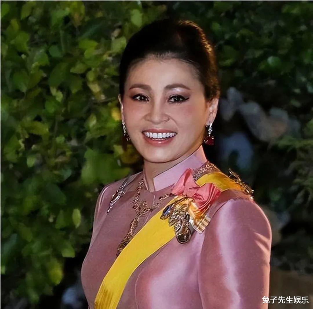 诗妮娜|诗妮娜这次亏吃大了，晒车窗照片证明自己还在皇宫，但意义并不大