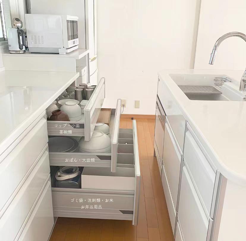 看了她家厨房才发现，日式收纳太卷了，表面空无一物实则样样俱全