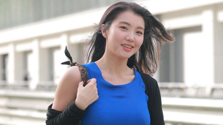 连衣裙 长相清秀身材丰满的女性，适宜穿一件蓝色吊带连衣裙的装扮！