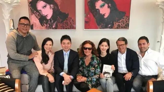 章泽天|刘强东夫妇风波后亮相聚会,东哥满脸笑容状态佳,章泽天模样大变