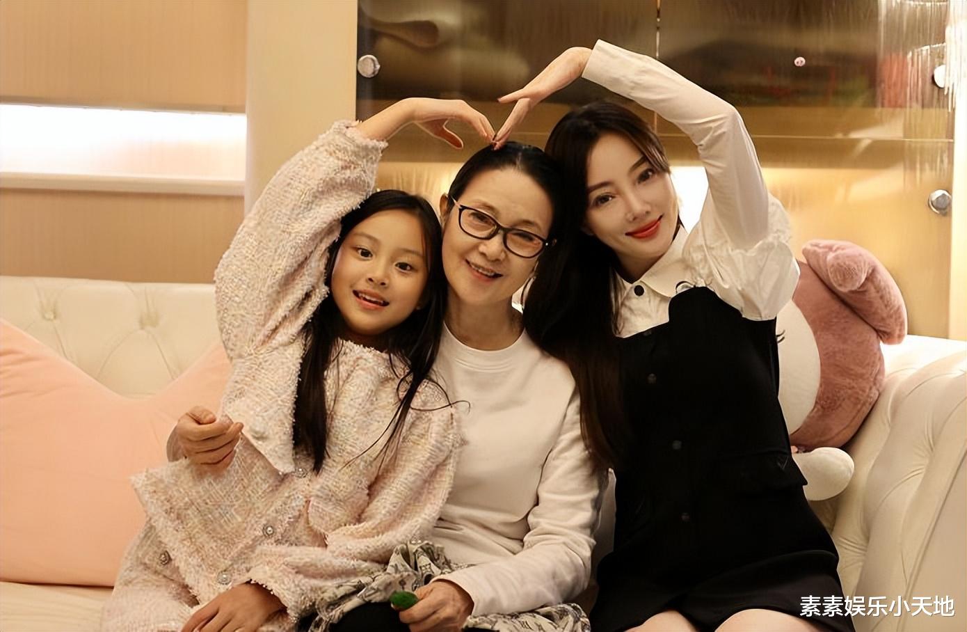 李小璐|李小璐捧一束鲜花晒夜景，还是以前的明星风格，没有太多的变化