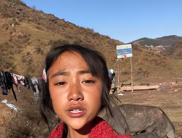 女网红立村姑人设卖惨,事实让人瞠目结舌,私下比网友富裕多了