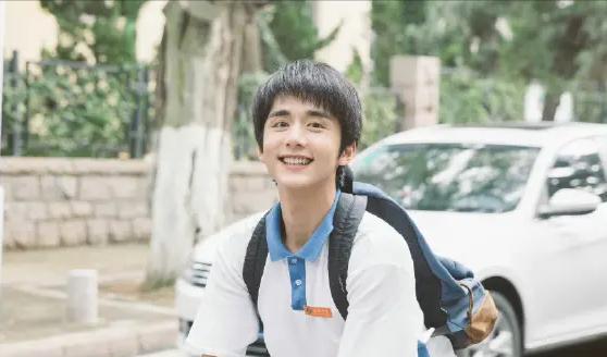 张新成|张新成新剧海报翻车，拿额头贴女生脖子气氛暧昧，网友直言油腻