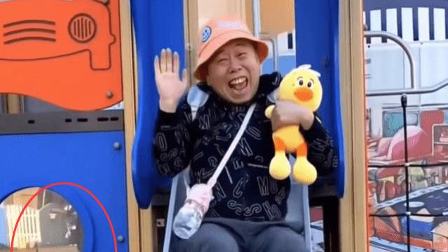 潘长江|又闹洋相！65岁潘长江穿童装玩滑梯，对着镜头挥手表情享受