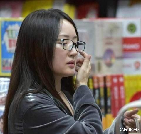 许晴|“一把年纪还装嫩的老女星”关掉滤镜少女秒变奶奶