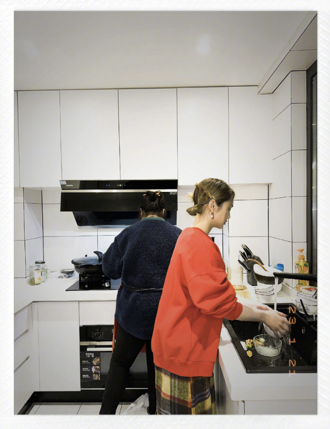 杨丞琳|杨丞琳除夕与李荣浩秀恩爱,帮婆婆洗碗,把妈妈从台湾接到北京过春节