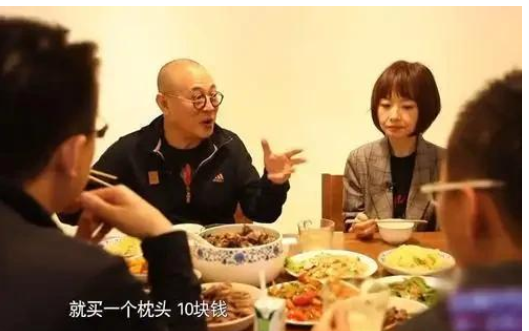 李连杰|一次,李连杰邀请鲁豫来家里吃饭,鲁豫看着一盘黑乎乎的肉,夹起来尝了一片
