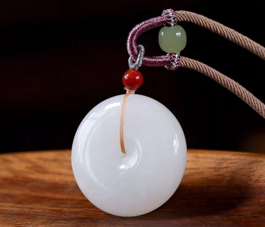 |白色的玉是什么玉？很多人以为是和田玉