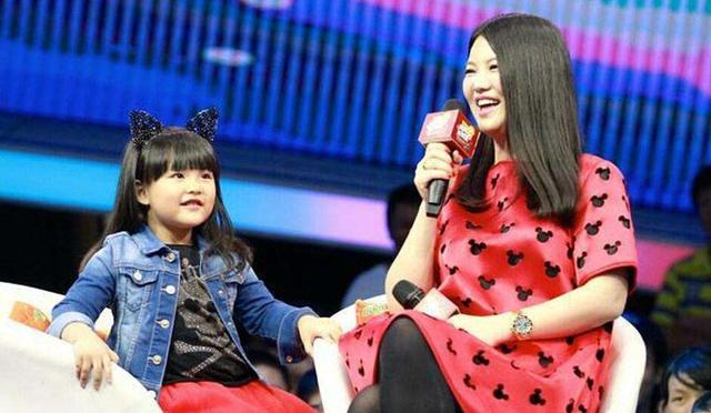 李湘|李湘和男伴朋友现身机场，包包大衣成亮点，网友：感觉像韩红