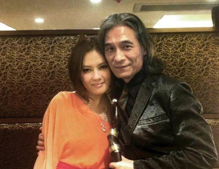 李丽珍|56岁李丽珍享尽人间风月,如今站街边卖化妆品度日,身材发福严重