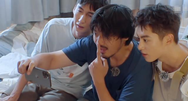 王传君|王传君首带女儿出镜，王鹤棣变怪叔叔吓懵孩子，连忙向齐溪道歉