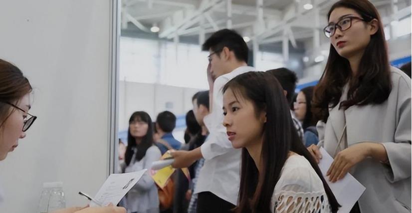 国企|国企承诺入职一年10w年薪，还包吃包住2人间，为啥学生却不理睬？