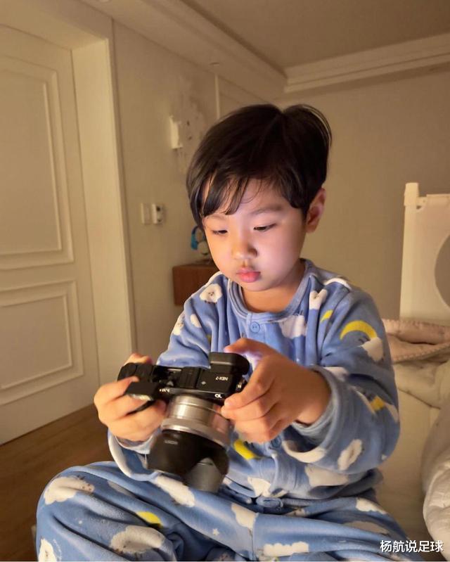 43岁蔡琳离异后独自带娃,家里没奢华装修却有三台冰箱,太有爱