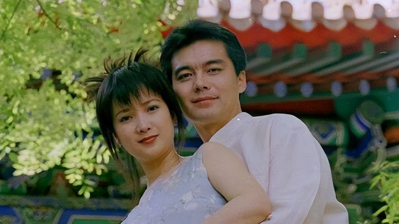 何晴|何晴：父亲早逝母亲患脑出血垂危，与许亚军离婚后，她还好吗？