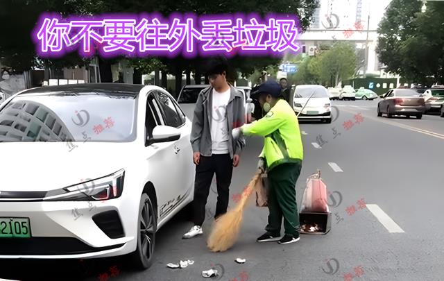 男子从车内往外丢垃圾，清洁工大妈给他丢回车内，网友：干得漂亮
