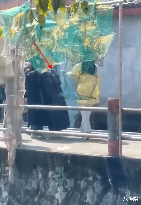 赵丽颖|赵丽颖欧豪拍戏被偶遇，颖宝为新戏增肥脸圆一圈，甩手走路好欢快