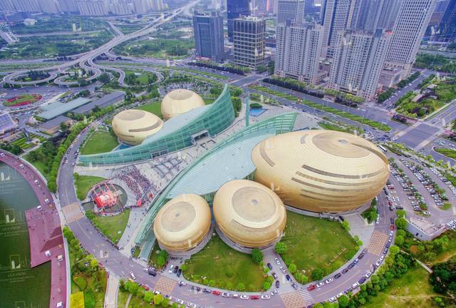 郑州一奇葩建筑,像六个金蛋组成的“蝴蝶”,曾获得知名设计大奖