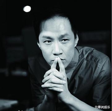 冯远征|众戏骨坐大巴去开会!成龙一头黄发,冯远征好精瘦,张光北脸发福