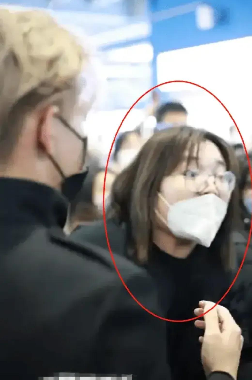 近百女粉丝接机男爱豆，现场拥挤且不听疏导，还拉拽推搡执勤警察